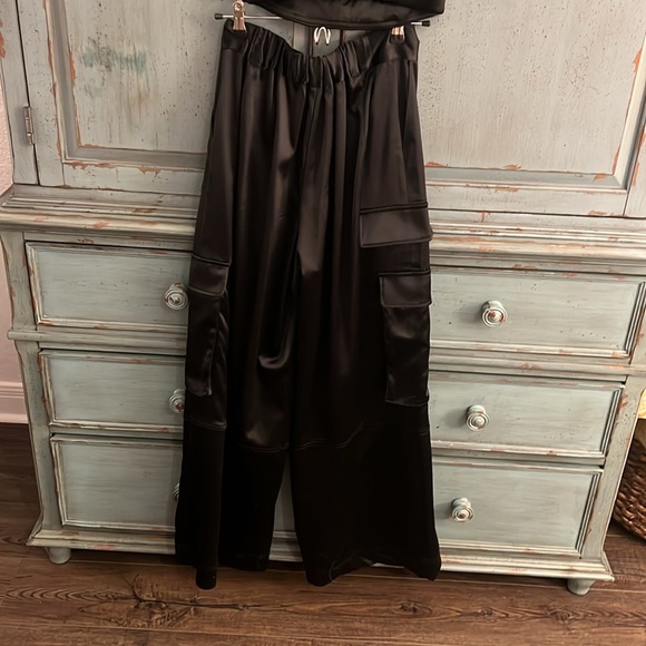 House of Harlow stretch satin crop top & cargo set. Size S. Perfect condition - Picture 6 of 8